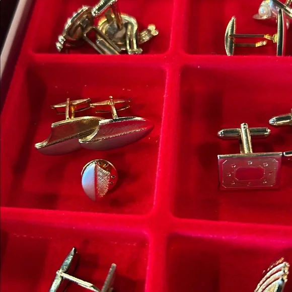 35 pairs of cufflinks, in display box. GUC assorted styles - Picture 15 of 15